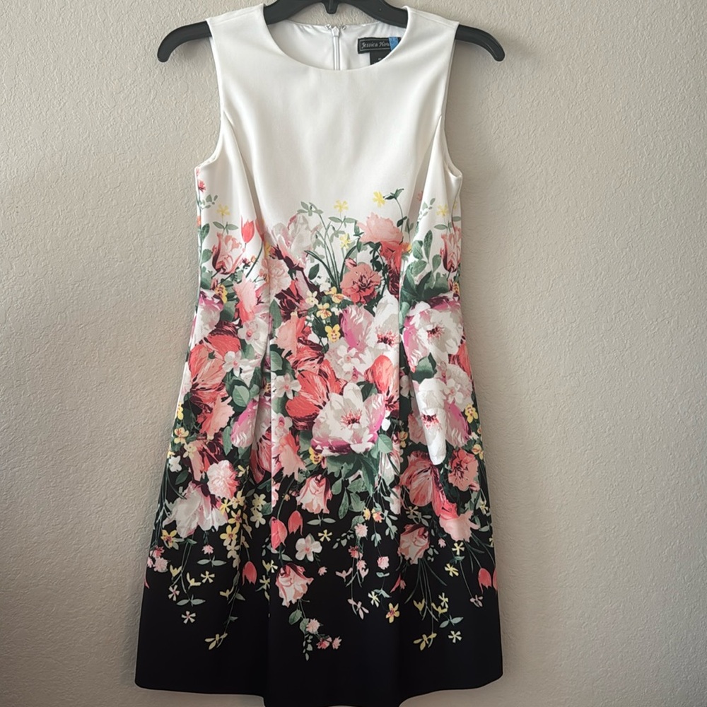 Jessica Howard petite dress
White and black with floral design
EUC
P4
